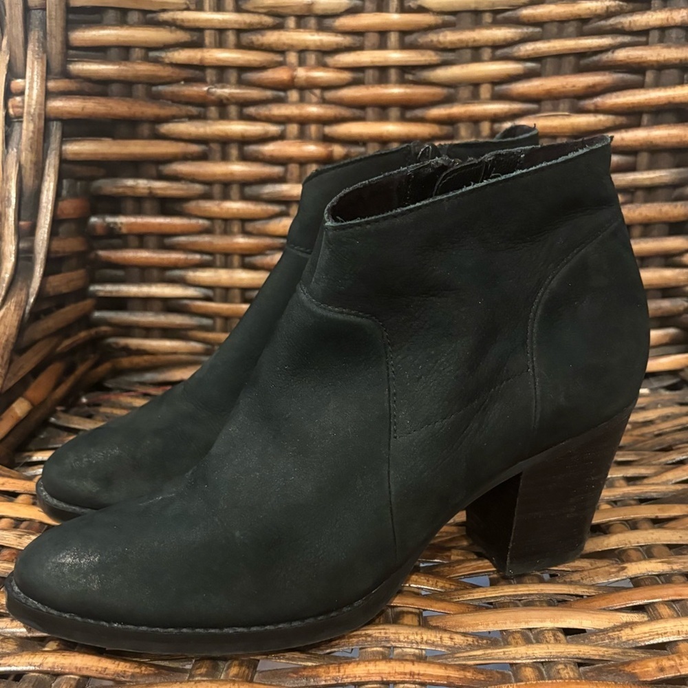 STEVE MADDEN "GILMORE' Black Nubuck Chelsea Ankle Zip Booties
Size 8